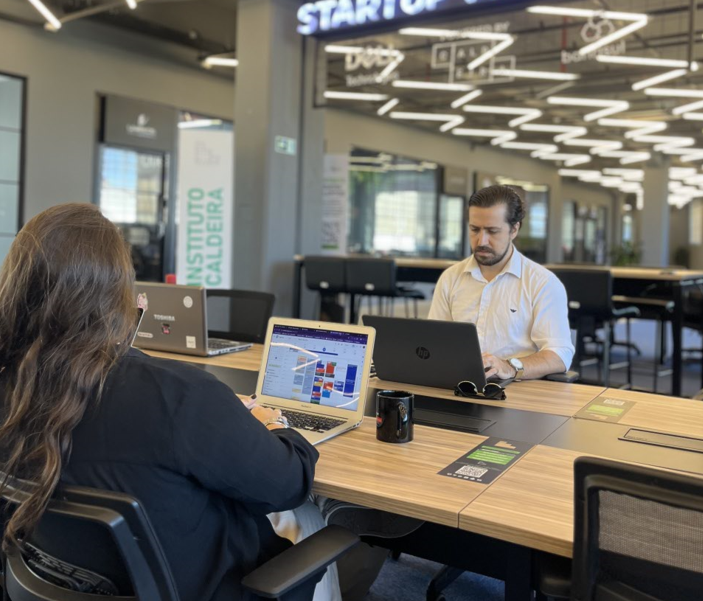 Equipe ALMA Negócios trabalhando